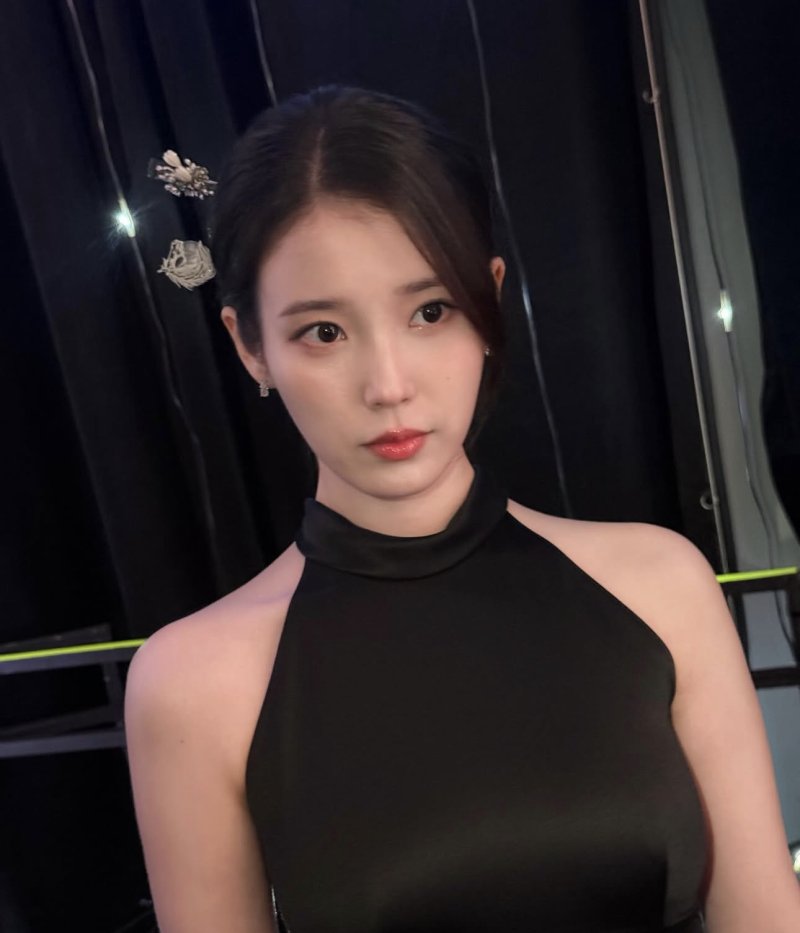 '이종석♥' 아이유 커피차 선물에 하트…완벽 미모