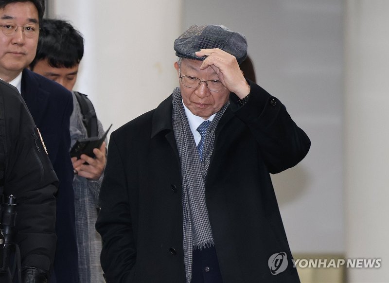 법원 나서는 양승태 전 대법원장 (출처=연합뉴스)