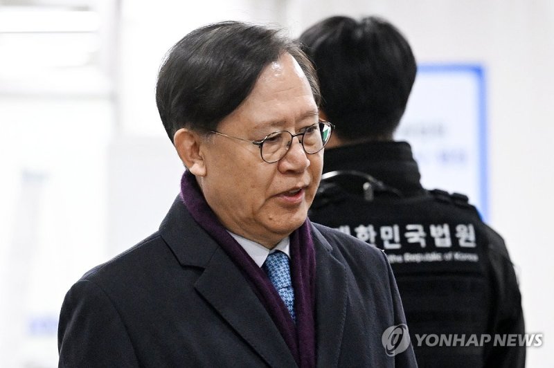 법정 향하는 박병대 전 대법관 (출처=연합뉴스)