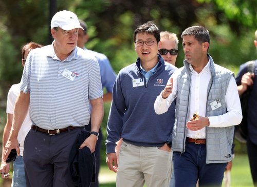 선밸리 콘퍼런스에 참석한 케빈 워시(오른쪽) 전 연준 이사, 김범석(가운데) 쿠팡 의장.