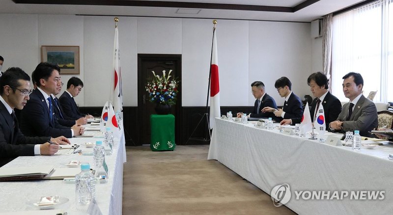 회담하는 한일 국방장관 (출처=연합뉴스)