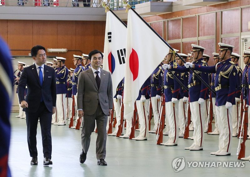 자위대 의장대 사열하는 한일 국방장관 (출처=연합뉴스)