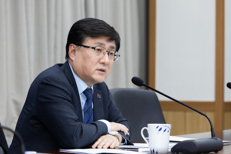 김성환 기후에너지환경부장관이 1월 30일 서울 서초구 한강홍수통제소에서 한국전력, 전력거래소, 한국수력원자력 등 유관기관과 간담회를 갖고 봄철 경부하기 대비 태세를 점검하고 있다.뉴스1