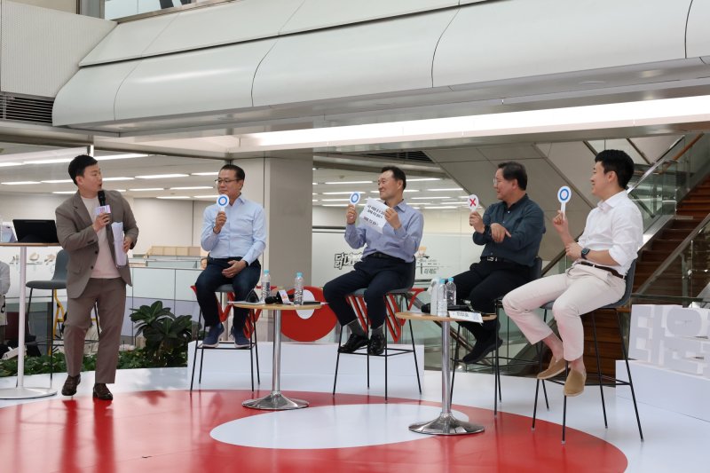 [서울=뉴시스] 농심이 지난 5월 본사에서 타운홀 미팅을 실시했다. (오른쪽부터) 농심 신상열 부사장, 황청용 부사장, 이병학 대표이사, 조용철 부사장.(사진=농심 제공) *재판매 및 DB 금지