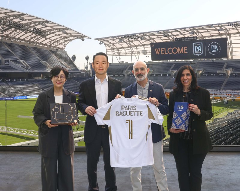 [서울=뉴시스] 미국 캘리포니아주 로스앤젤레스FC(LAFC) 홈구장 BMO 스타디움에서 파리바게뜨가 LAFC와 공식 파트너십을 체결하고 기념 사진을 촬영하고 있다. (왼쪽부터) 김연정 파리바게뜨 마케팅본부장 상무, 허진수 파리바게뜨 부회장, 래리 프리드먼 LAFC 공동회장, 캐시 샤브네(Cathy Chavenet) 파리바게뜨 미주사업부 CMO.(사진=파리바게뜨 제공) *재판매 및 DB 금지