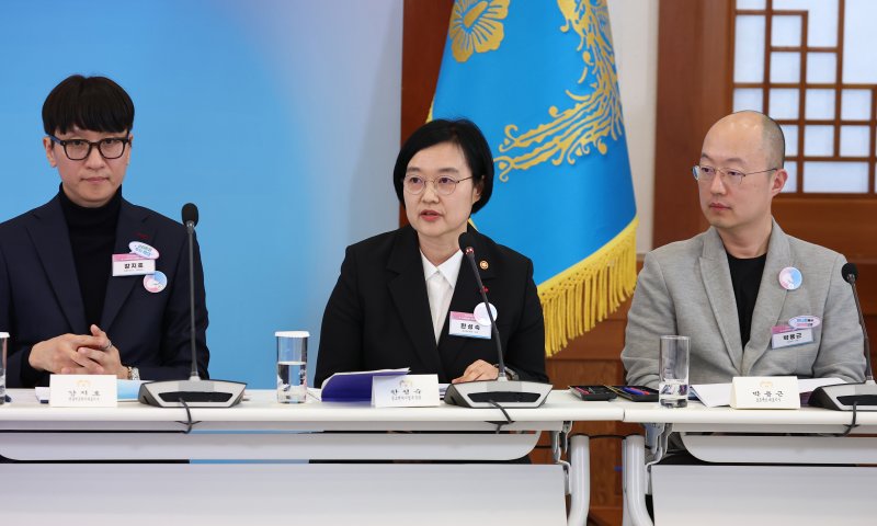 [서울=뉴시스] 고범준 기자 = 한성숙 중소벤처기업부 장관이 30일 청와대에서 열린 국가창업시대 전략회의 'K-스타트업이 미래를 만든다'에서 '모두의 창업 프로젝트'에 대해 발표하고 있다. (청와대통신사진기자단) 2026.01.30. bjko@newsis.com