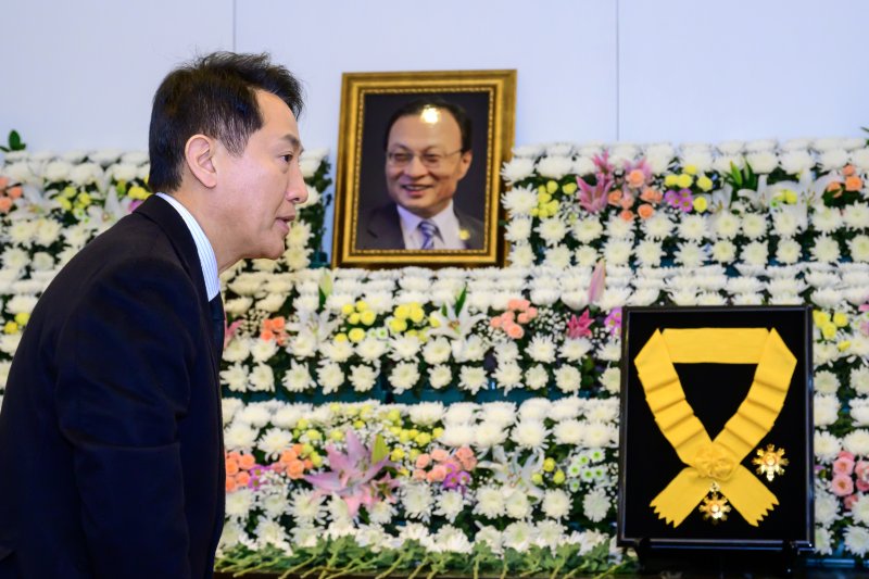 오세훈 서울시장이 30일 서울 종로구 서울대학교병원 장례식장에 마련된 고 이해찬 전 국무총리의 빈소에서 조문하고 있다. 뉴스1