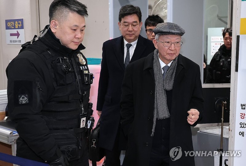 법원 나서는 양승태 전 대법원장 (출처=연합뉴스)