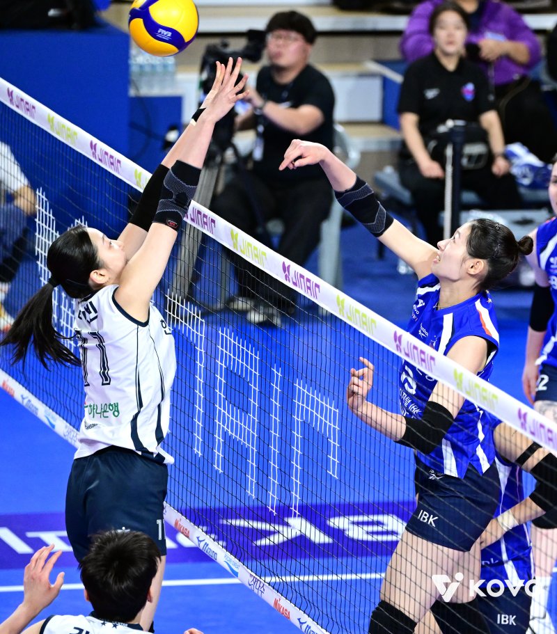 [서울=뉴시스] 여자 프로배구 IBK기업은행 최정민(오른쪽)이 30일 화성종합실내체육관에서 열린 진에어 2025~2026 V-리그 여자부 5라운드 홈 경기에서 한국도로공사를 상대로 공격을 시도하고 있다. (사진=KOVO 제공) 2026.01.30.