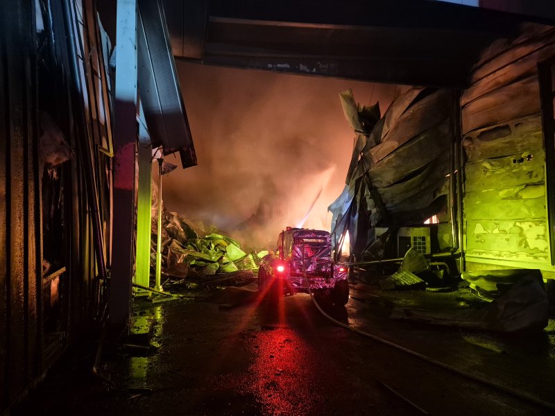 음성 공장 화재 완전 진화, 국민의힘의 갈등, 그리고 문학적 성취