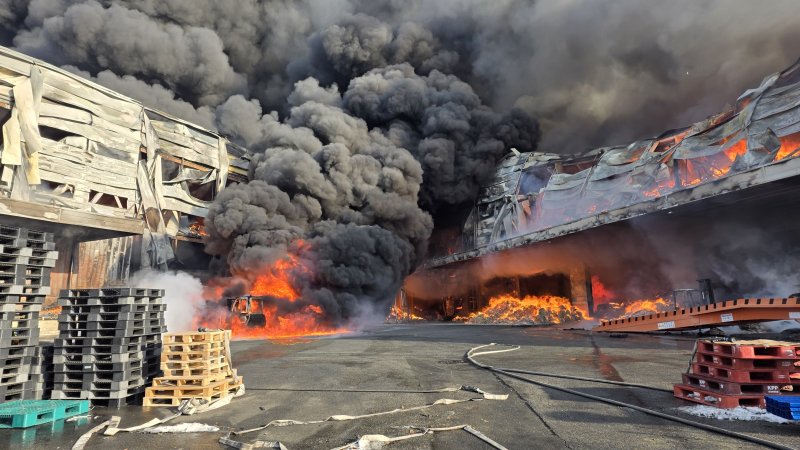 [음성=뉴시스] 30일 충북 음성군 맹동면의 한 위생용품 제조공장에서 불이나 검은 연기가 치솟고 있다. (사진= 충북소방본부 제공) 2026.01.30. photo@newsis.com *재판매 및 DB 금지