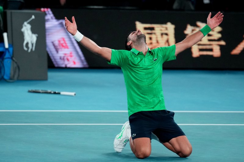 [멜버른=AP/뉴시스] 노박 조코비치(4위·세르비아)가 30일(현지 시간) 호주 멜버른에서 열린 호주오픈 남자 단식 준결승에서 얀니크 신네르(2위·이탈리아)를 꺾은 후 코트 위에 무릎을 꿇은 채 환호하고 있다. 호주오픈 11번째 우승을 노리는 조코비치는 4시간이 넘는 풀세트 접전 끝에 3-2(3-6 6-3 4-6 6-4 6-4)로 힘겹게 승리하고 결승에 올라 카를로스 알카라스(1위·스페인)와 우승을 다툰다. 2026.01.30.