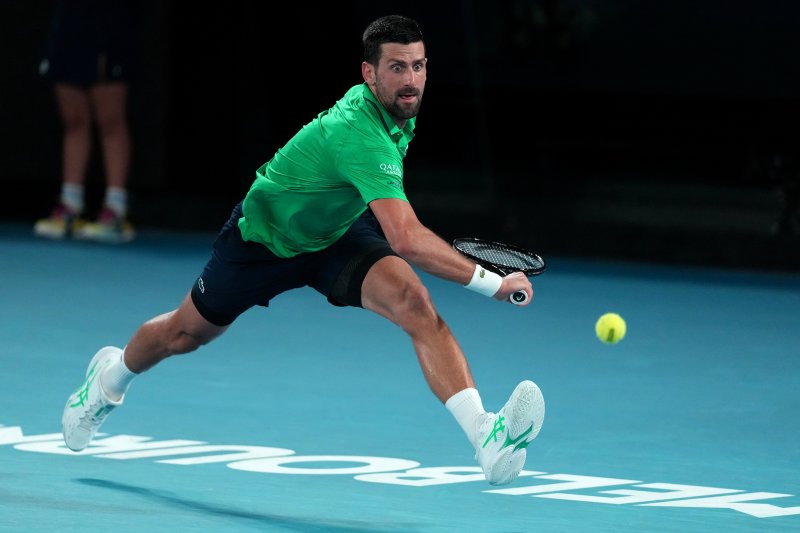 [멜버른=AP/뉴시스] 노박 조코비치(4위·세르비아)가 30일(현지 시간) 호주 멜버른에서 열린 호주오픈 남자 단식 준결승에서 얀니크 신네르(2위·이탈리아)를 상대로 경기를 펼치고 있다. 호주오픈 11번째 우승을 노리는 조코비치는 4시간이 넘는 풀세트 접전 끝에 3-2(3-6 6-3 4-6 6-4 6-4)로 힘겹게 승리하고 결승에 올라 카를로스 알카라스(1위·스페인)와 우승을 다툰다. 2026.01.30.