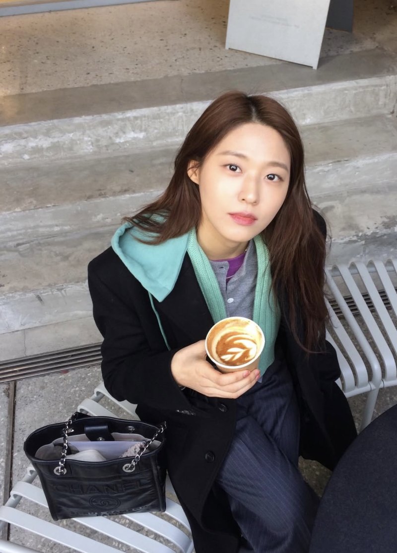 설현, 물오른 미모에 깜짝…여유로운 근황