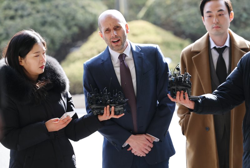 해롤드 로저스 쿠팡 한국법인 임시대표가 30일 오후 서울 종로구 서울경찰청 쿠팡 수사 종합 태스크포스(TF)에서 '셀프 조사' 관련 증거인멸 등 혐의와 관련한 피고발인 조사를 받기 위해 출석하며 심경을 밝히고 있다. 경찰은 두 차례 출석 요구 불응 끝에 소환된 로저스 대표를 상대로 쿠팡 개인정보 유출사태 내부 조사과정에서의 증거인멸 정황, 셀프 조사 발표 경위 등을 집중 확인할 방침이다. 2026.1.30/뉴스1 ⓒ News1 오대일 기자