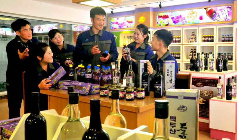 (평양 노동신문=뉴스1) = 북한 노동신문에 보도된 백두산 들쭉술의 모습. 기사와 직접적인 연관 없음. [국내에서만 사용가능. 재배포 금지. For Use Only in the Republic of Korea. Redistribution Prohibited] rodongphoto@news1.kr