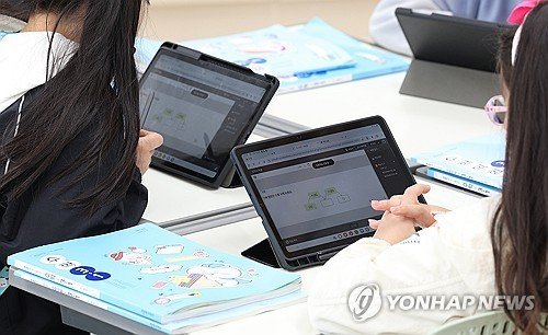 AI 교과서 살펴보는 초등생들 (출처=연합뉴스)