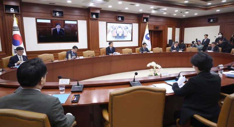 [서울=뉴시스] 김선웅 기자 = 구윤철 부총리 겸 재정경제부 장관이 28일 서울 종로구 정부서울청사에서 열린 경제관계장관회의 겸 민생경제관계장관회의에서 모두발언을 하고 있다. 2026.01.28. mangusta@newsis.com