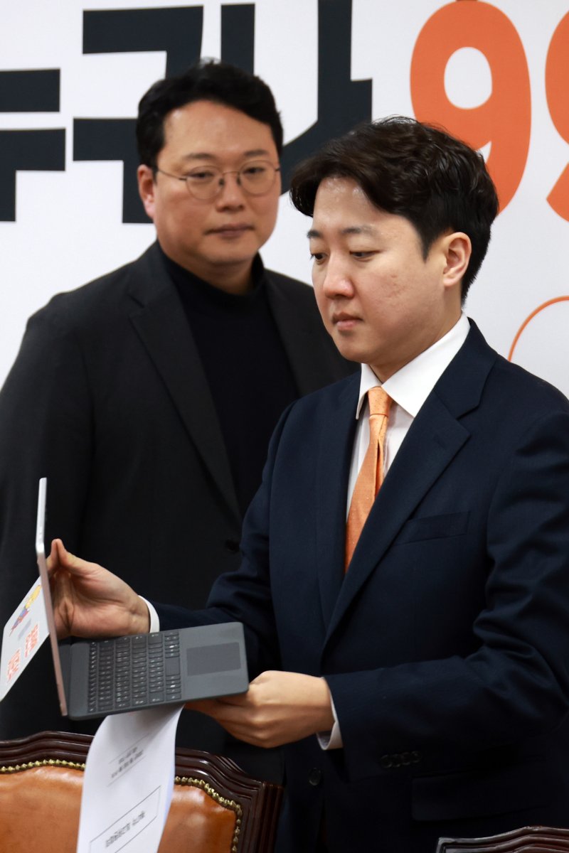 [서울=뉴시스] 고승민 기자 = 이준석 개혁신당 대표와 천하람 원내대표가 26일 서울 여의도 국회에서 열린 최고위원회의에 참석하고 있다. 2026.01.26. kkssmm99@newsis.com