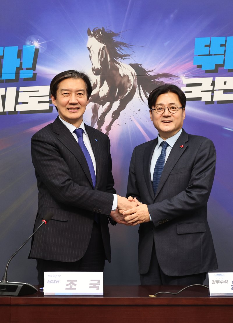 [서울=뉴시스] 김금보 기자 = 조국 조국혁신당 대표가 26일 오후 서울 여의도 국회에서 홍익표 대통령실 정무수석의 예방을 받고 기념촬영을 하고 있다. 2026.01.26. kgb@newsis.com