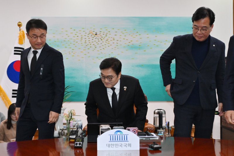 [서울=뉴시스] 조성봉 기자 = 한병도(왼쪽부터) 더불어민주당 원내대표, 우원식 국회의장, 송언석 국민의힘 원내대표가 27일 서울 여의도 국회에서 열린 여야 원내대표 회동에서 기념촬영을 마친 뒤 자리로 향하고 있다. (공동취재) 2026.01.27. photo@newsis.com