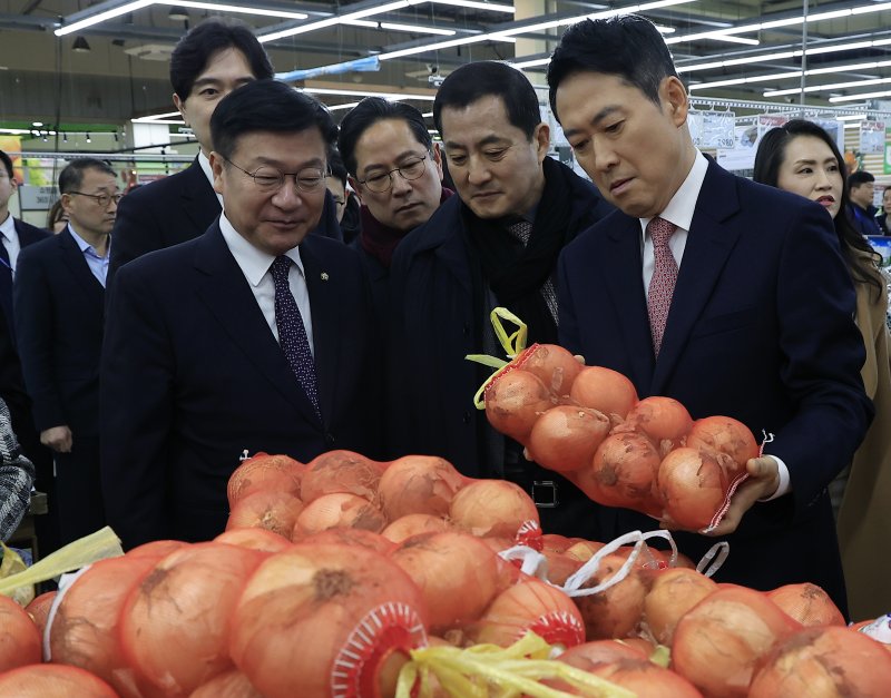 [서울=뉴시스] 김근수 기자 = 국민의힘 장동혁 대표와 송언석 원내대표 등이 28일 오후 물가점검 현장방문으로 서울 서초구 청계산로 하나로마트 양재점을 찾아 양파를 살펴보고 있다. (공동취재) 2025.01.28. photo@newsis.com