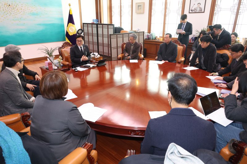 [서울=뉴시스] 조성봉 기자 = 우원식 국회의장이 28일 오전 서울 여의도 국회의장 집무실에서 열린 시민개헌넷 개헌 간담회에서 발언을 하고 있다. 2026.01.28. suncho21@newsis.com