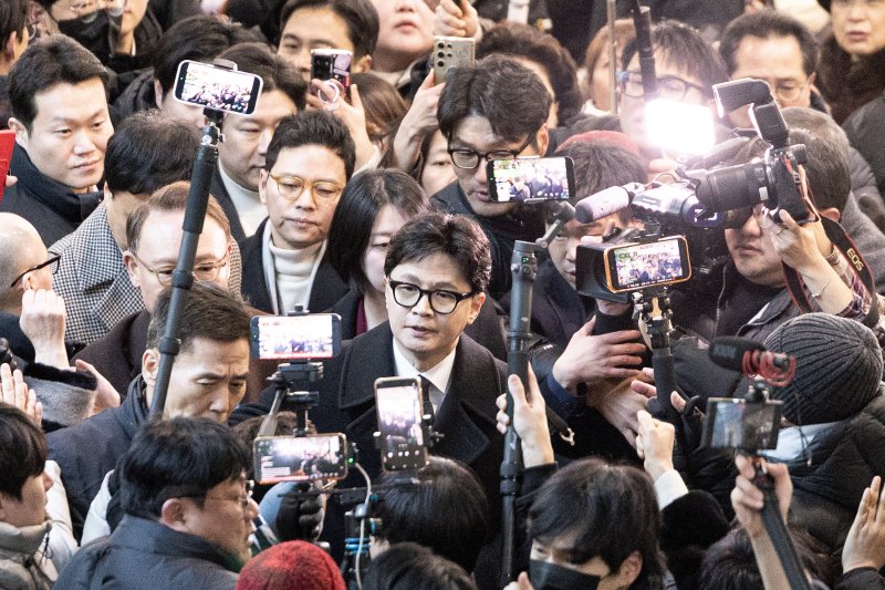 [서울=뉴시스] 조성봉 기자 = 국민의힘 당원 게시판 여론 조작으로 제명 징계를 받은 한동훈 전 대표가 29일 오후 서울 여의도 국회 소통관에서 입장 발표를 위해 이동하고 있다. (공동취재) 2026.01.29. photo@newsis.com