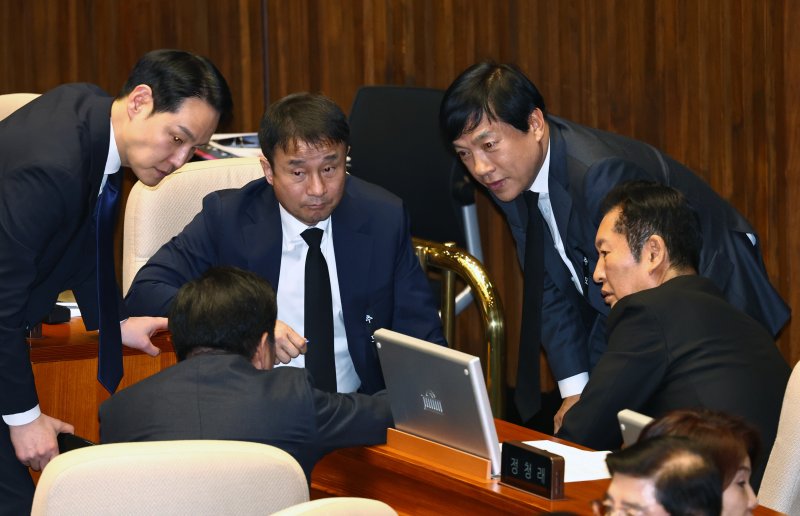 [서울=뉴시스] 김명년 기자 = 정청래 더불어민주당 대표가 29일 오후 서울 여의도 국회에서 열린 본회의에서 한병도 원내대표 등 지도부와 대화하고 있다. 2026.01.29. kmn@newsis.com