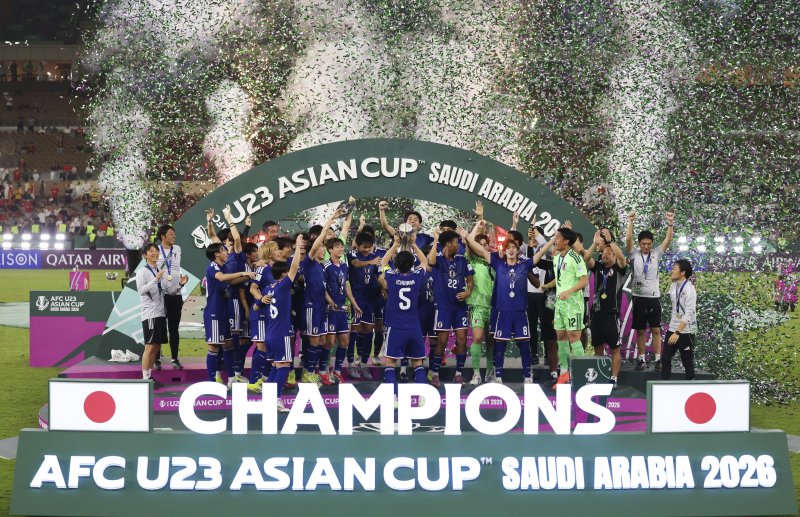 [제다=신화/뉴시스] 일본 U23 축구대표팀이 24일(현지 시간) 사우디아라비아 제다의 프린스 압둘라 알 파이살 스포츠시티에서 열린 2026 아시아축구연맹(AFC) 23세 이하(U23) 아시안컵 정상에 올라 트로피를 들고 환호하고 있다. 일본은 결승전에서 중국을 4-0으로 완파하고 2연패를 달성했다. 2026.01.25.