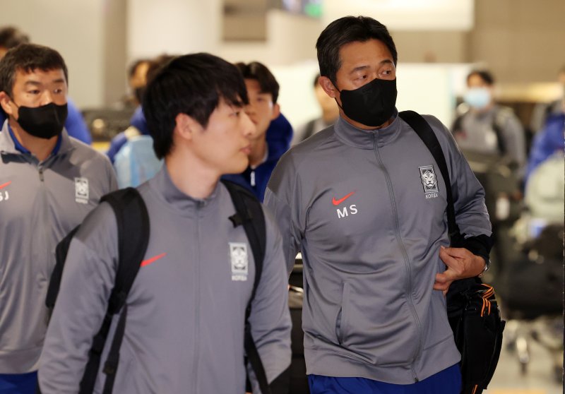 [인천공항=뉴시스] 이영환 기자 = 이민성 한국 23세 이하(U-23) 대표팀 감독이 25일 인천국제공항 제1여객터미널을 통해 귀국하고 있다.이민성 감독이 지휘한 한국 U-23 대표팀은 지난 24일(한국 시간) 사우디아라비아 제다의 킹 압둘라 스포츠시티 홀 스타디움에서 치러진 대회 3·4위전에서 베트남과 전·후반 90분을 2-2로 비긴 뒤 연장전을 거쳐 승부차기에서 6-7로 져 아시안컵을 4위로 마쳤다. 2026.01.25. 20hwan@newsis.com