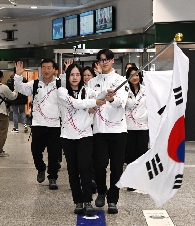 태극기 들고나오는 박지우와 이준서 (출처=연합뉴스)