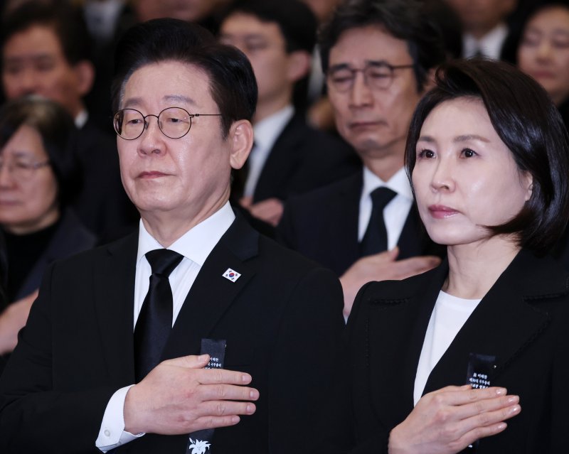 이재명 대통령과 김혜경 여사가 31일 서울 여의도 국회 의원회관에서 열린 이해찬 전 국무총리 영결식에서 국기에 경례하고 있다. 연합뉴스