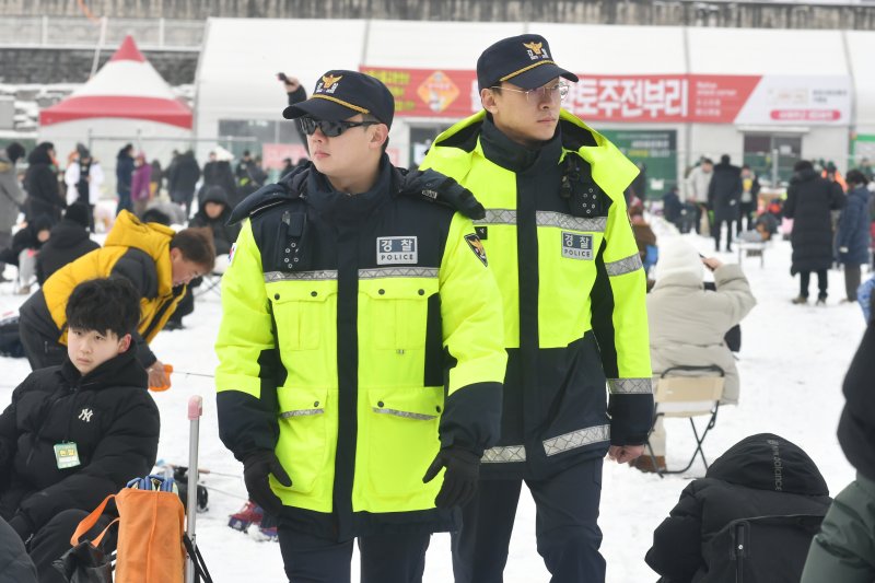 2026 화천산천어축제장을 순찰하는 경찰들.(화천군 제공, 재판매 및 DB금지)