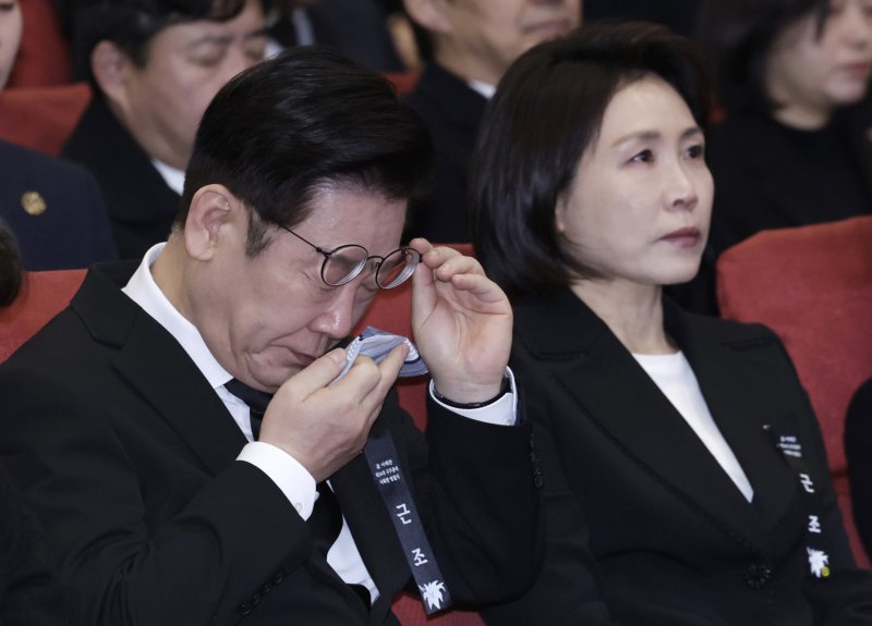 이재명 대통령이 31일 서울 여의도 국회 의원회관에서 열린 故 이해찬 제36대 국무총리 사회장 영결식에서 눈물을 닦고 있다. 2026.1.31/뉴스1 ⓒ News1 이재명 기자