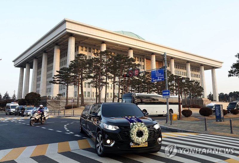 국회 도착한 이해찬 전 총리 운구차량 (출처=연합뉴스)