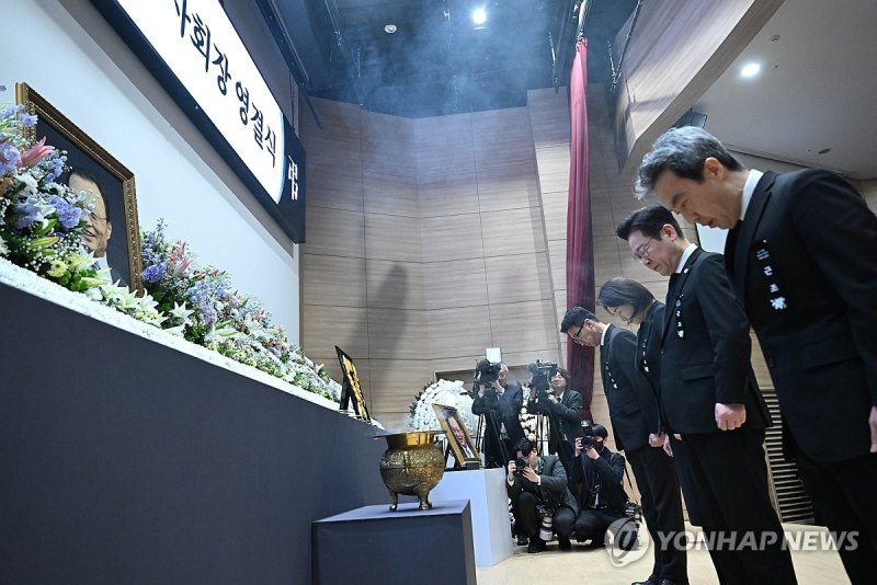 묵념하는 이재명 대통령 부부 (출처=연합뉴스)