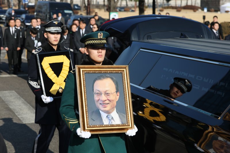 이해찬 전 국무총리 사회장 영결식이 엄수된 31일 서울 여의도 국회의원회관 앞에서 영결식을 마친 고인의 영정이 운구 차량으로 옮겨지고 있다. 연합뉴스
