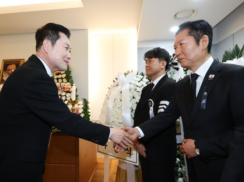 장동혁 국민의힘 대표가 30일 서울 종로구 서울대학교병원 장례식장에 마련된 고 이해찬 전 국무총리의 빈소에서 조문을 한 뒤 정청래 더불어민주당 대표와 악수하고 있다. 2026.1.30/뉴스1 ⓒ News1 사진공동취재단