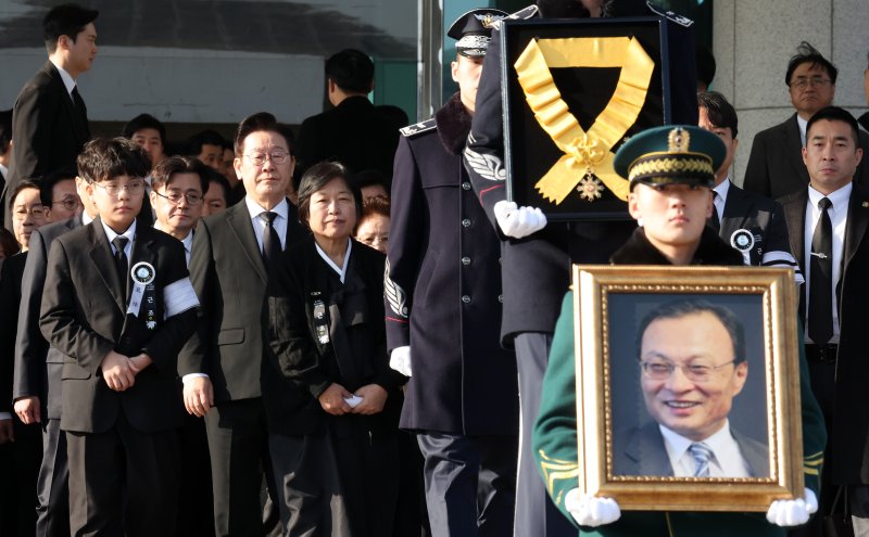 이재명 대통령이 31일 서울 여의도 국회 의원회관에서 열린 故 이해찬 제36대 국무총리 사회장 영결식을 마친 후 영정행렬을 뒤따르고 있다. 2026.1.31/뉴스1 ⓒ News1 이재명 기자