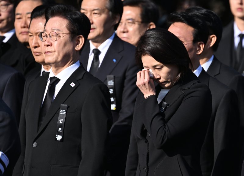 김혜경 여사(오른쪽)가 31일 서울 여의도 국회 의원회관 앞에서 이해찬 전 국무총리의 영결식을 마친 뒤 눈물을 흘리고 있다. 왼쪽은 이재명 대통령. 연합뉴스