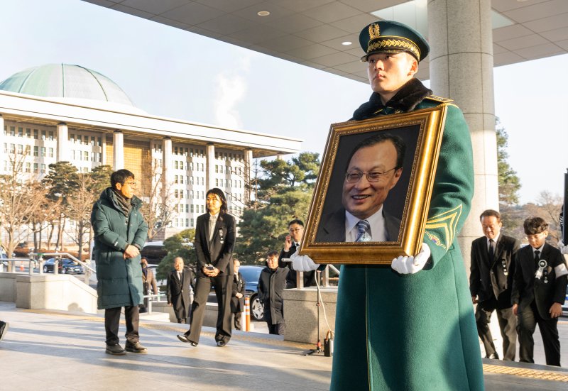 고(故) 이해찬 제36대 국무총리 사회장 영결식이 엄수된 31일 오전 고인의 영정이 영결식장이 서울 여의도 국회 의원회관으로 들어서고 있다. (공동취재) 2026.1.31/뉴스1 ⓒ News1 오대일 기자