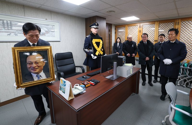 고(故) 이해찬 제36대 국무총리 사회장 영결식이 엄수된 31일 오전 고인의 영정이 서울 여의도 더불어민주당 당대표 집무실에 들어서고 있다. 오른쪽은 정청래 민주당 대표. (공동취재) 2026.1.31/뉴스1 ⓒ News1 오대일 기자