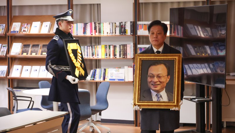 고(故) 이해찬 제36대 국무총리 사회장 영결식이 엄수된 31일 오전 고인의 영정이 서울 여의도 더불어민주당사 당원존에 들어서고 있다. (공동취재) 2026.1.31/뉴스1 ⓒ News1 오대일 기자