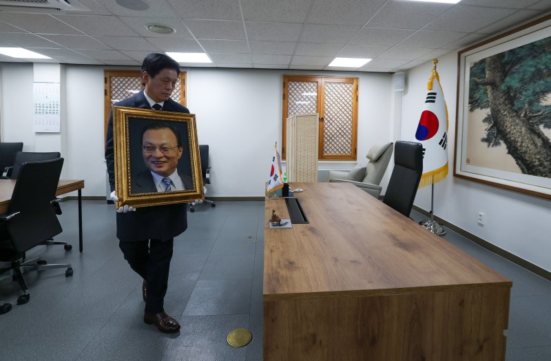 고(故) 이해찬 제36대 국무총리 사회장 영결식이 엄수된 31일 오전 고인의 영정이 서울 여의도 더불어민주당 당대표 집무실에 들어서고 있다. (공동취재) 2026.1.31/뉴스1 ⓒ News1 오대일 기자