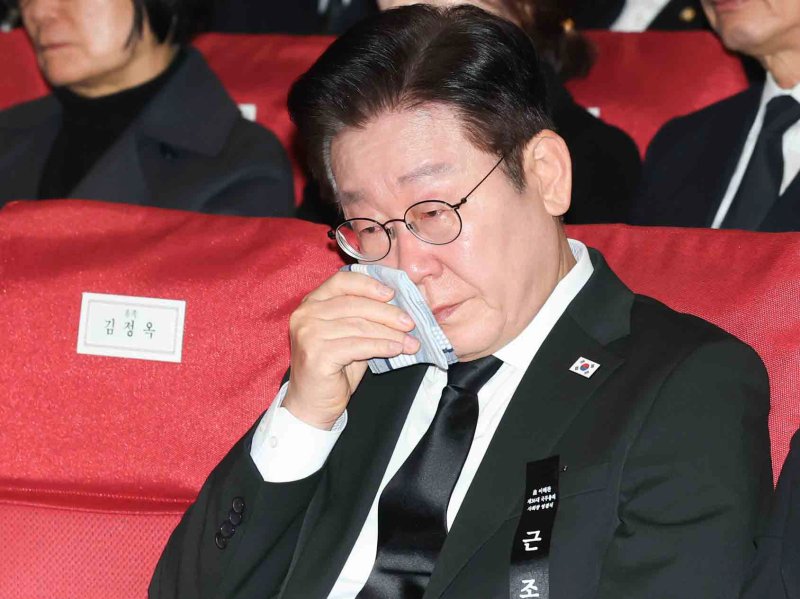 이재명 대통령이 31일 오전 서울 여의도 국회 의원회관에서 열린 고(故) 이해찬 전 국무총리 영결식에서 눈물을 훔치고 있다. (공동취재) 2026.1.31/뉴스1 ⓒ News1 오대일 기자