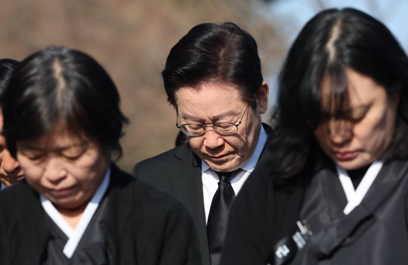 이재명 대통령이 31일 서울 여의도 국회 의원회관에서 열린 故 이해찬 제36대 국무총리 사회장 영결식을 마친 후 고인을 향해 묵념하고 있다. 2026.1.31/뉴스1 ⓒ News1 이재명 기자