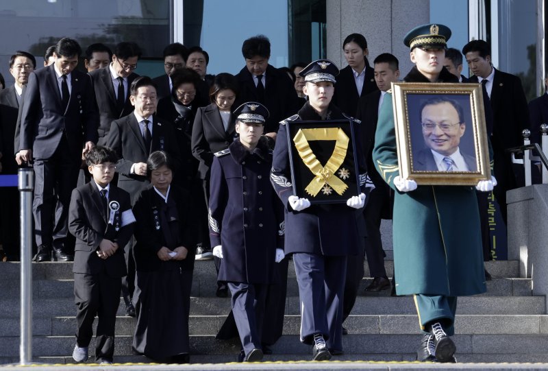 이재명 대통령과 김혜경 여사가 31일 서울 여의도 국회 의원회관에서 열린 故 이해찬 제36대 국무총리 사회장 영결식을 마친 후 영정행렬을 뒤따르고 있다. 2026.1.31/뉴스1 ⓒ News1 이재명 기자