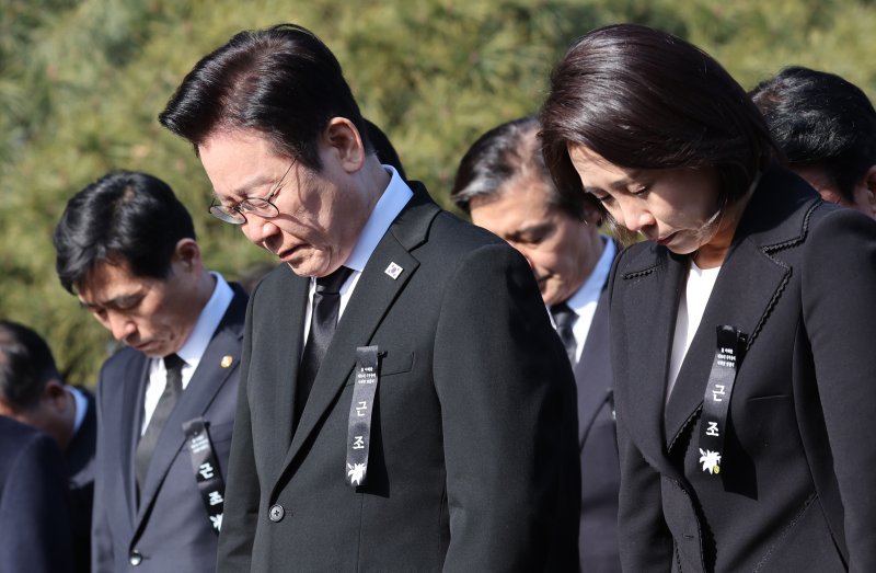 이재명 대통령과 김혜경 여사가 31일 서울 여의도 국회 의원회관에서 열린 故 이해찬 제36대 국무총리 사회장 영결식을 마친 후 고인을 향해 묵념하고 있다. 2026.1.31/뉴스1 ⓒ News1 이재명 기자