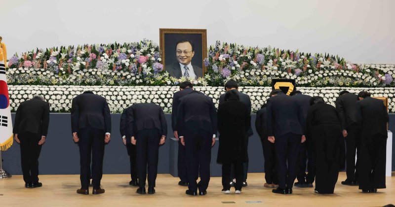 31일 오전 서울 여의도 국회 의원회관에서 열린 고(故) 이해찬 전 국무총리 영결식에서 참석자들이 묵념을 하고 있다. (공동취재) 2026.1.31/뉴스1 ⓒ News1 오대일 기자